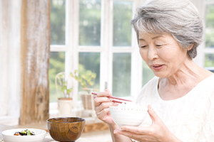 義歯でも好きなものを美しく食べたい